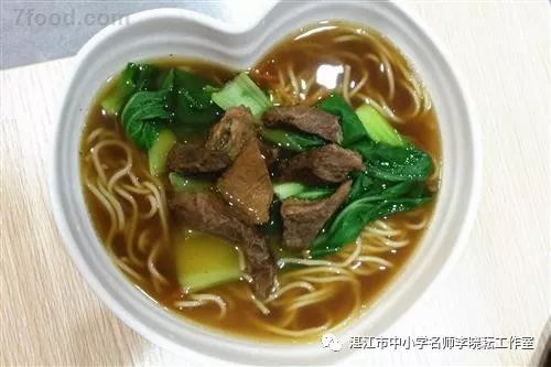 "初一饺子,初二面,初三合子往家赚",按照这一习俗,初二要吃面的,图的