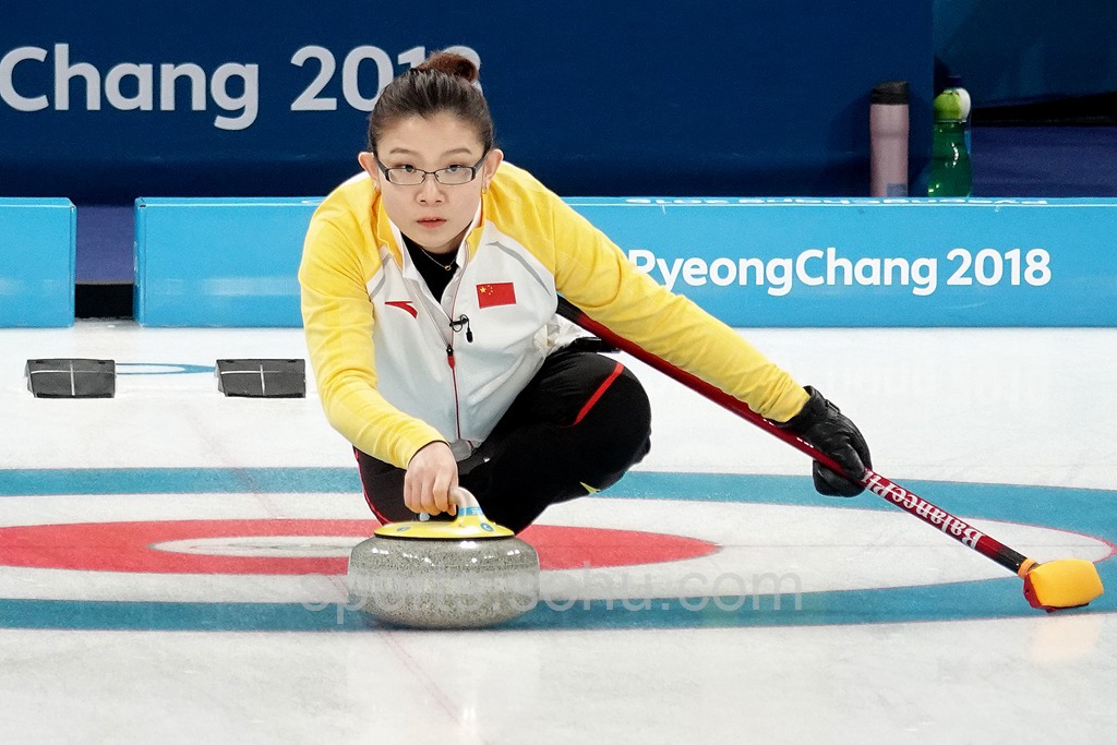 高清图:女子冰壶中国对阵日本 王冰玉专注掷壶