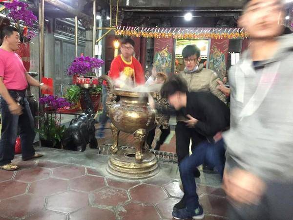 台湾民众除夕夜抢头香：场面混乱 撞断200公斤香炉