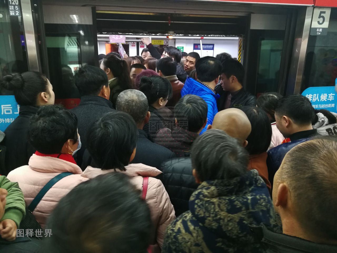 游西湖人流暴增地铁站拥挤打结 市民调侃:挤出春节的温暖