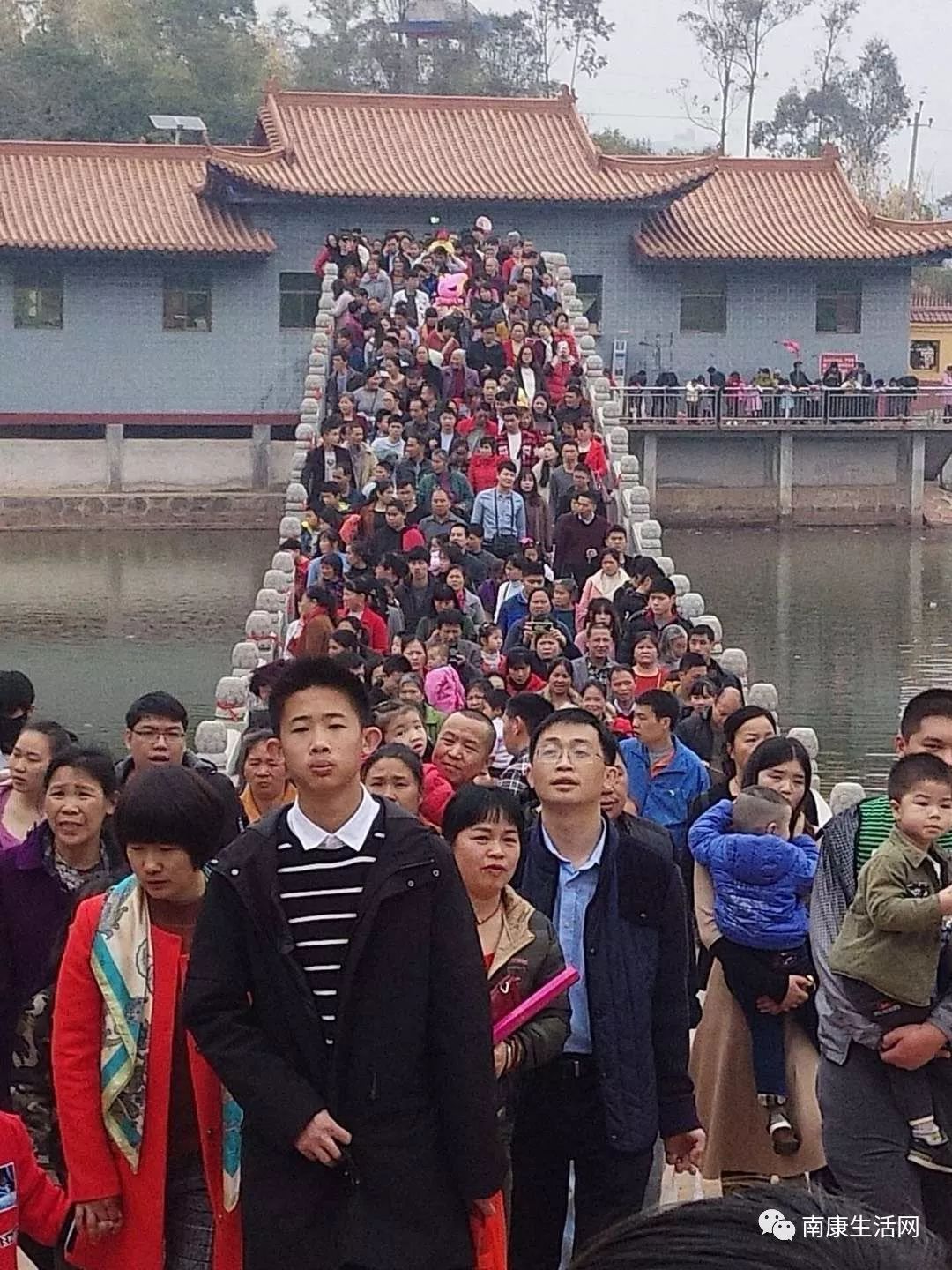 是每年春节初一,十五南康人去得最多的地方,无数的人们来到生佛寺和