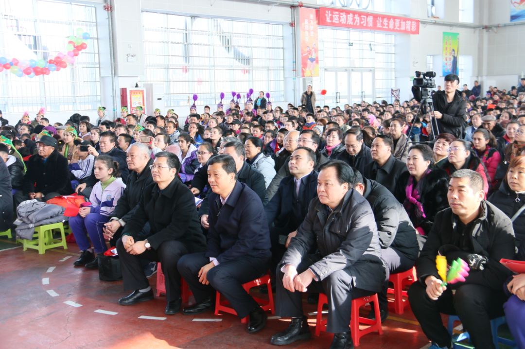 奎屯市四套班子领导与内初班学生共度新年第一天