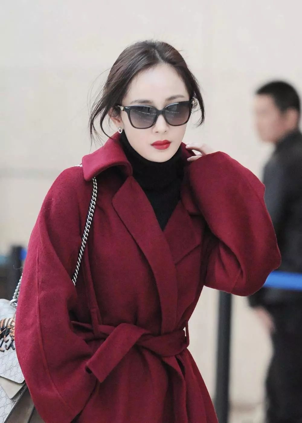 像杨幂之前就穿过酒红色系带大衣,简单搭配黑色高领毛衣,就非常貌美又