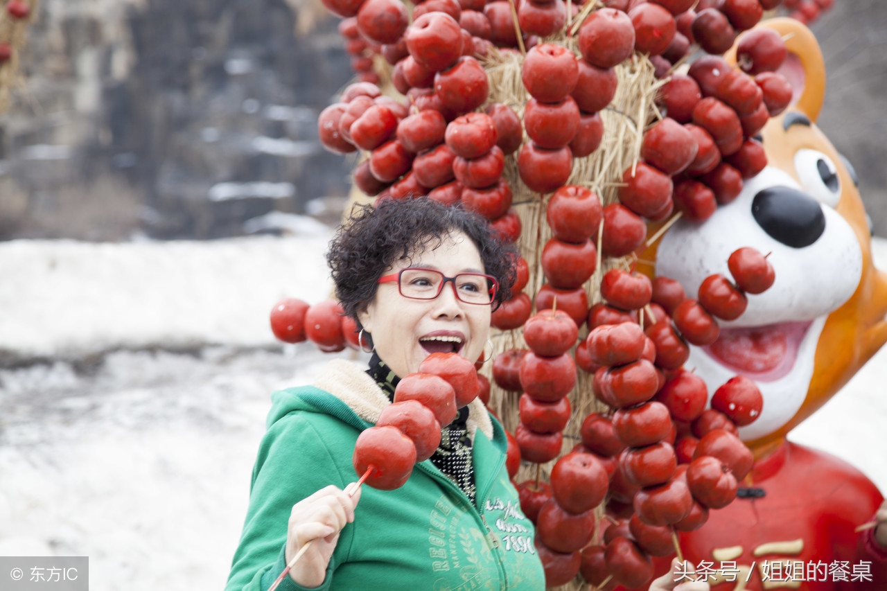 糖葫芦是每年庙会上必不可少的,酸甜可口,又喜庆.(图片来自东方ic)