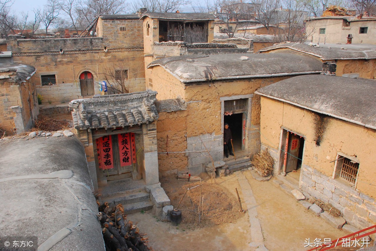 山东济南农村居民住房.(图片来自东方ic)除了贴春联,还要贴门笺.