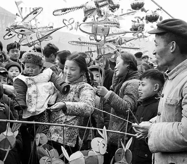 1961年春节,北京逛厂甸庙会的孩子们最感兴趣的是大串糖葫芦.