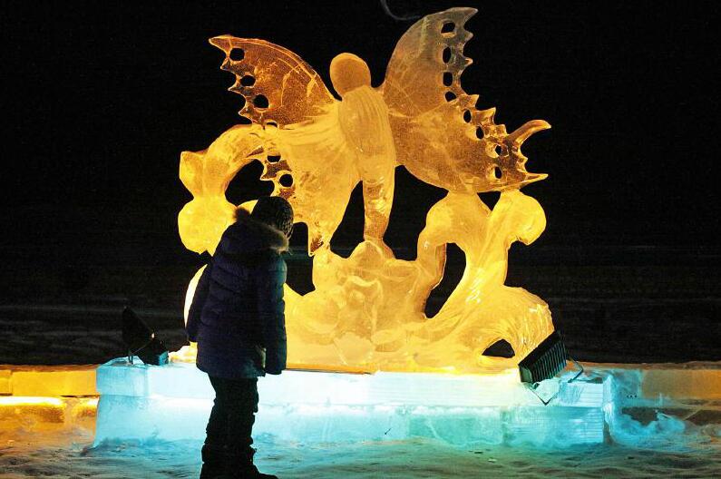 是大自然赐给新疆冬季的圣洁礼物,冰雕,雪雕是人们妙手成花献给新疆