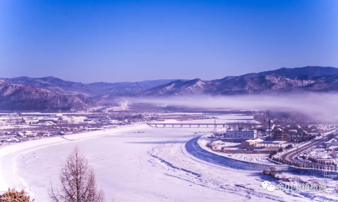 来九峰山滑雪场肆意畅玩九峰山滑雪场雪量充沛,是开展冰雪运动的最佳