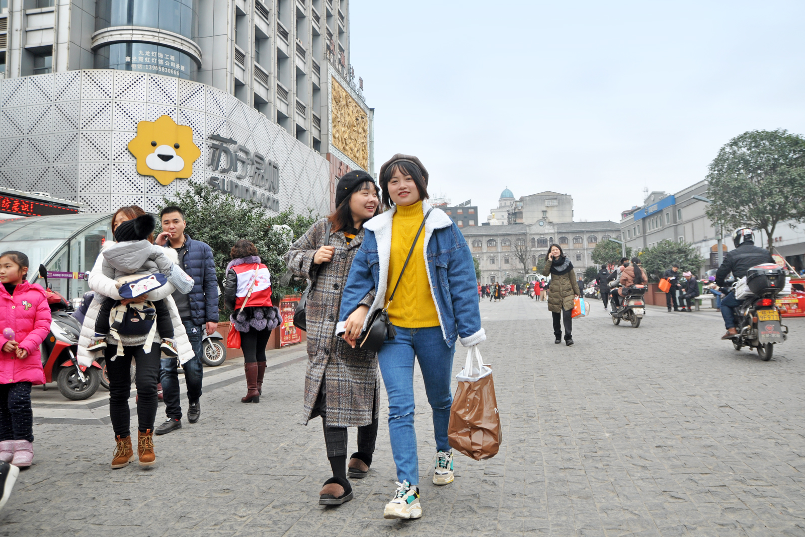 在新年里扫街纪实漫步安庆人民路商业步行街寻觅记忆里的年味