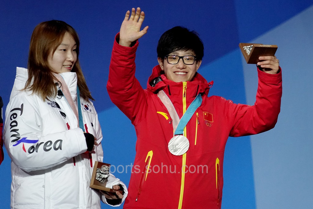 短道速滑女子1500米颁奖仪式,中国选手李靳宇获得银牌,韩国名将崔敏静