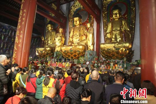 15万海内外信众到千年古刹南华寺祈福赏花