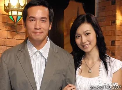 还有在《溏心风暴之家好月圆》中饰演方舒婷(婷婷,剧中还与管家仔