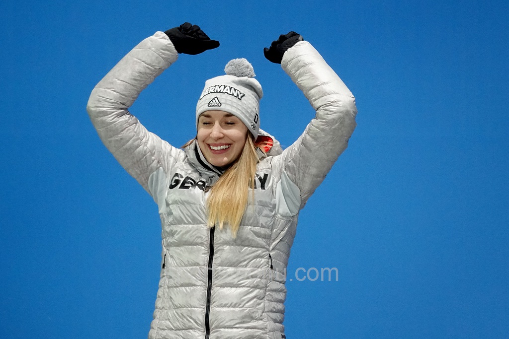 冬奥会女子钢架雪车比赛中,英国选手亚诺尔德以3分27秒28的成绩夺冠