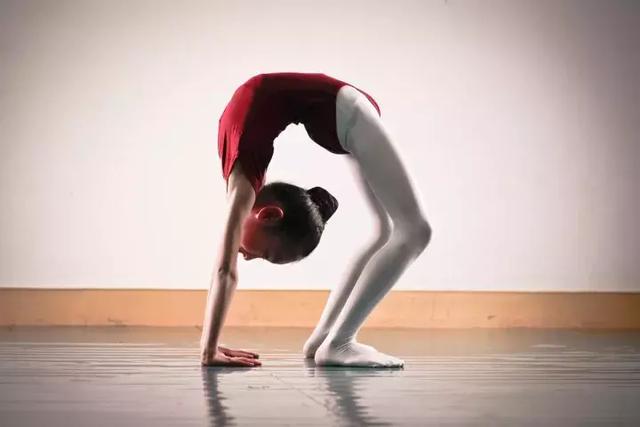 站下腰的活动及训练节奏可以参考在跪下腰,站下腰时,动作一定要柔和