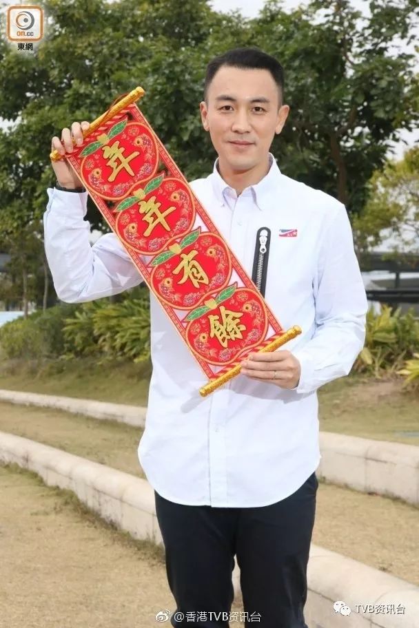 视后级李佳芯田蕊妮把弄醒狮沾旺气