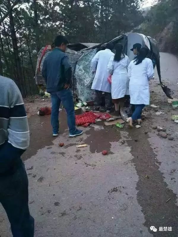 【图】楚雄大地基石桂山发生车祸,小轿车已砸扁!