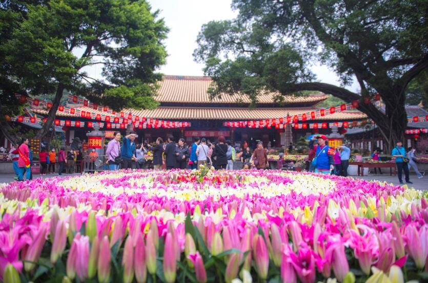 烟雾缭绕,每位入寺信众游客,都在花香弥漫,清净庄严的道场中虔诚供养