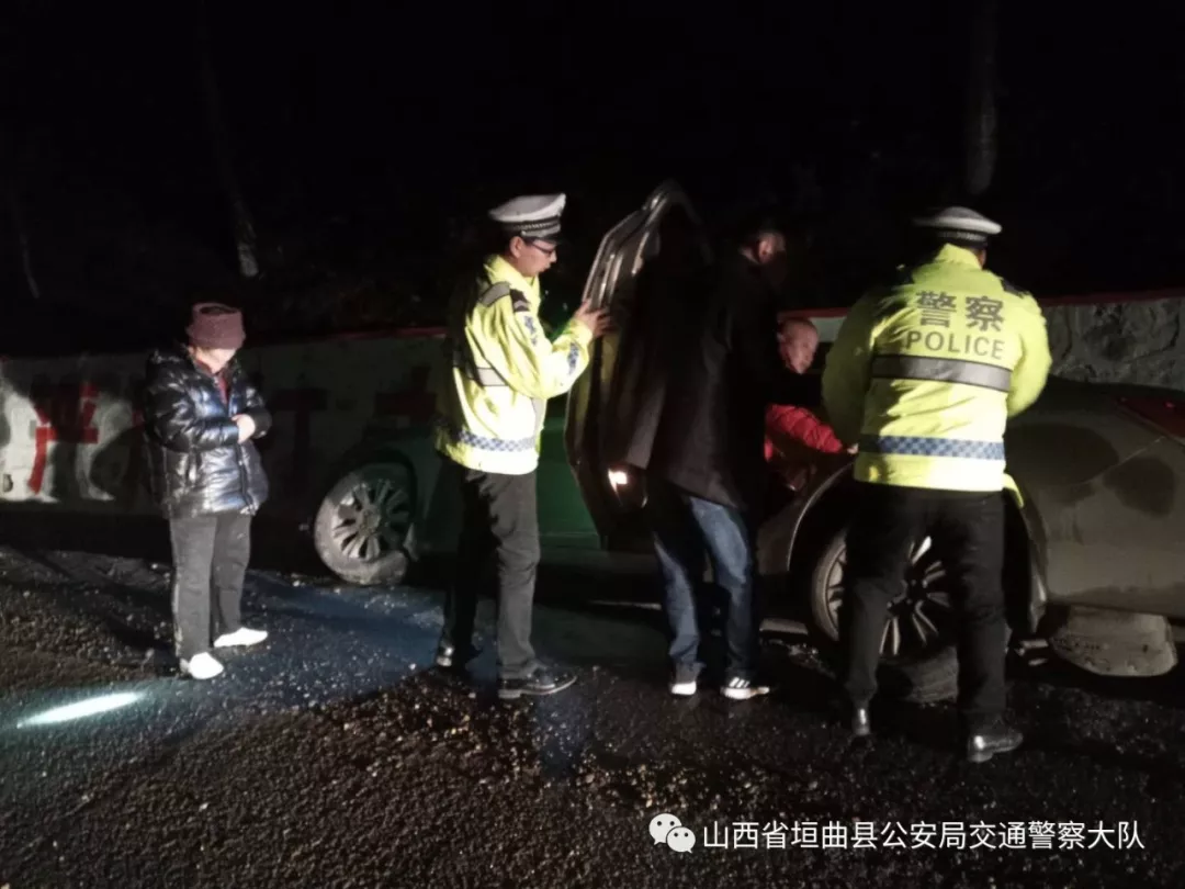 民警和赶到现场的120医护人员一起救助受伤人员送走伤者,民警继续联系