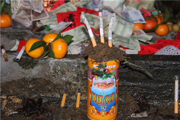 不准用香烛就用香烟祭拜,游客在广东连山金子山财神洞