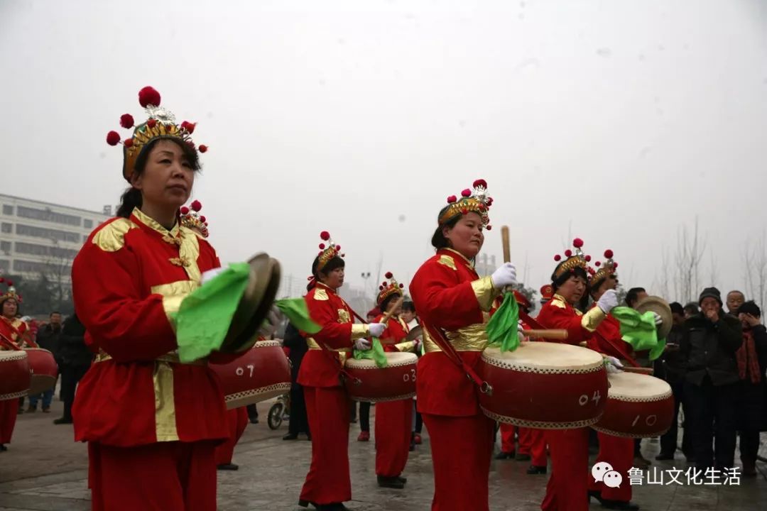 鲁山县的大年初三,盘鼓军乐高歌齐联欢!