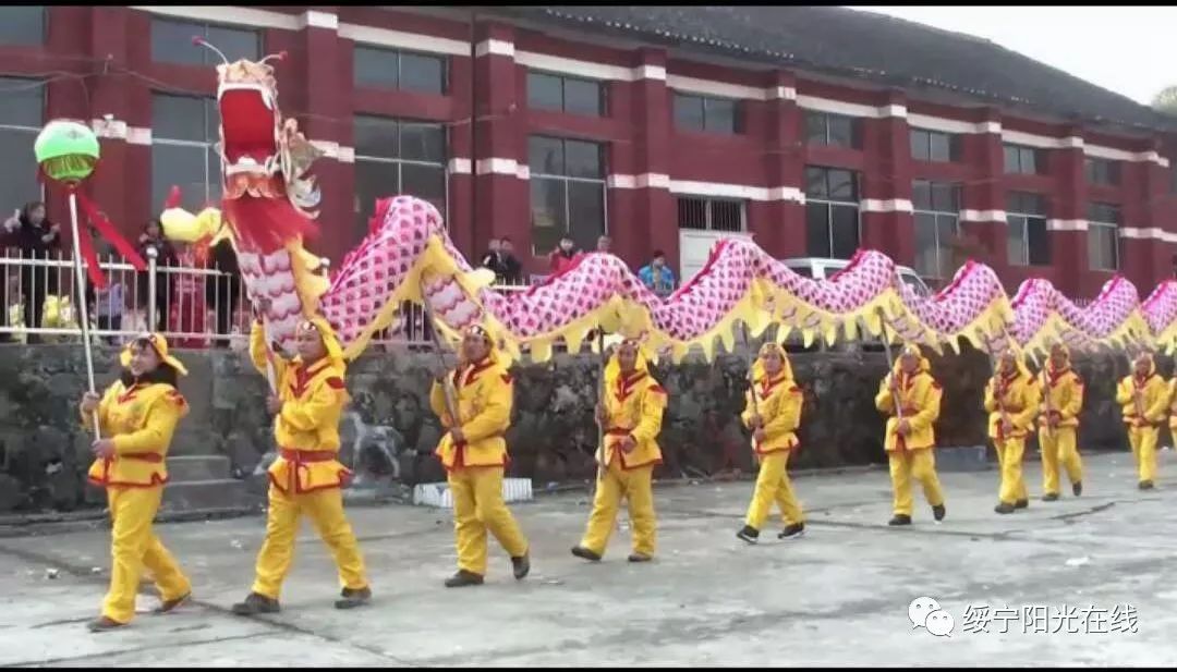 耍龙灯,舞狮子,二人唱,是绥宁县黄土矿镇春节期间龙灯会的一大盛事.