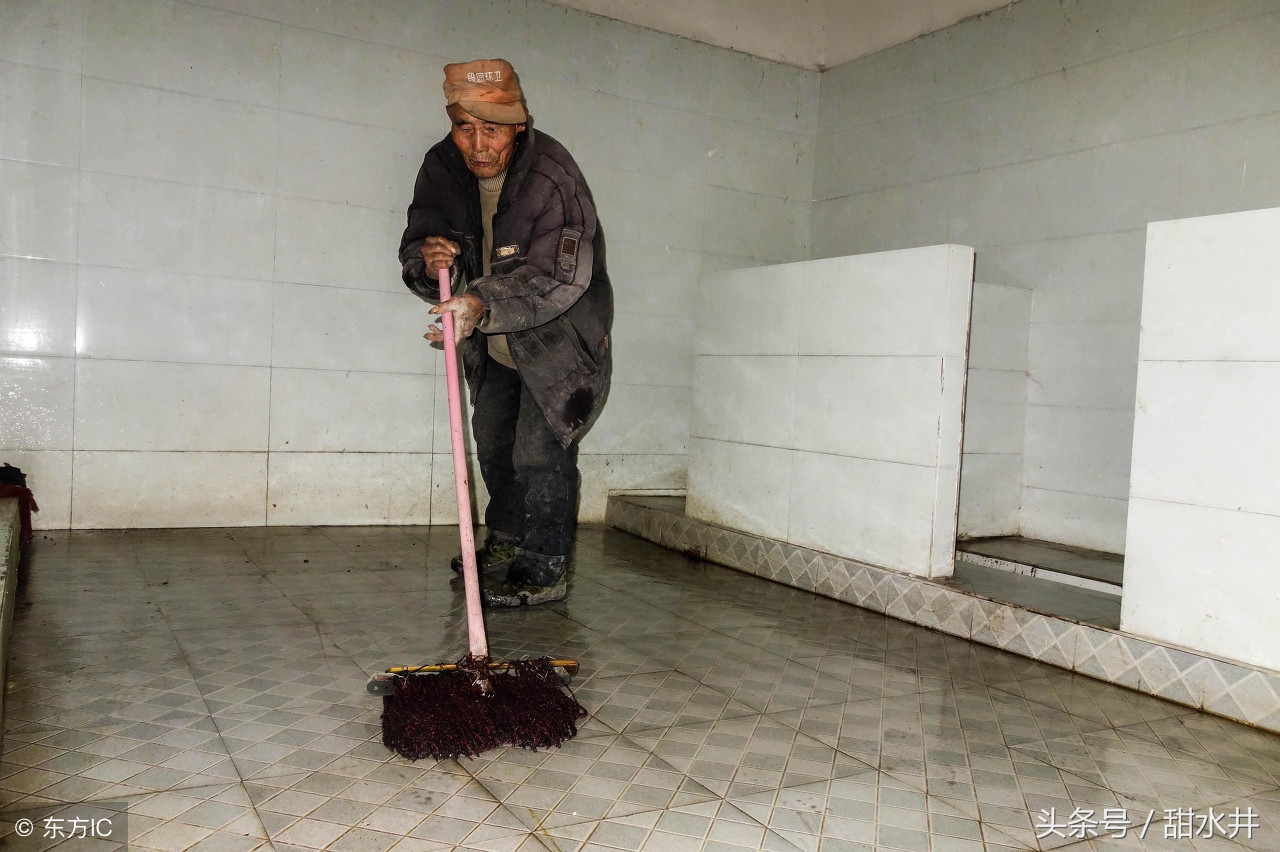 每天老人都把公厕打扫和洗刷地干干净净,受到前来方便的村民竖拇指