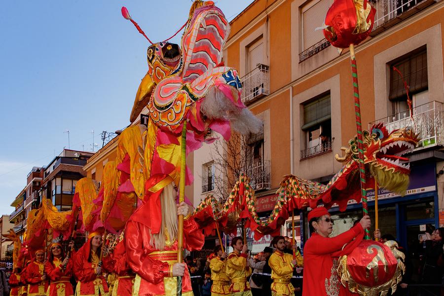 欧洲多国舞龙舞狮庆祝中国春节