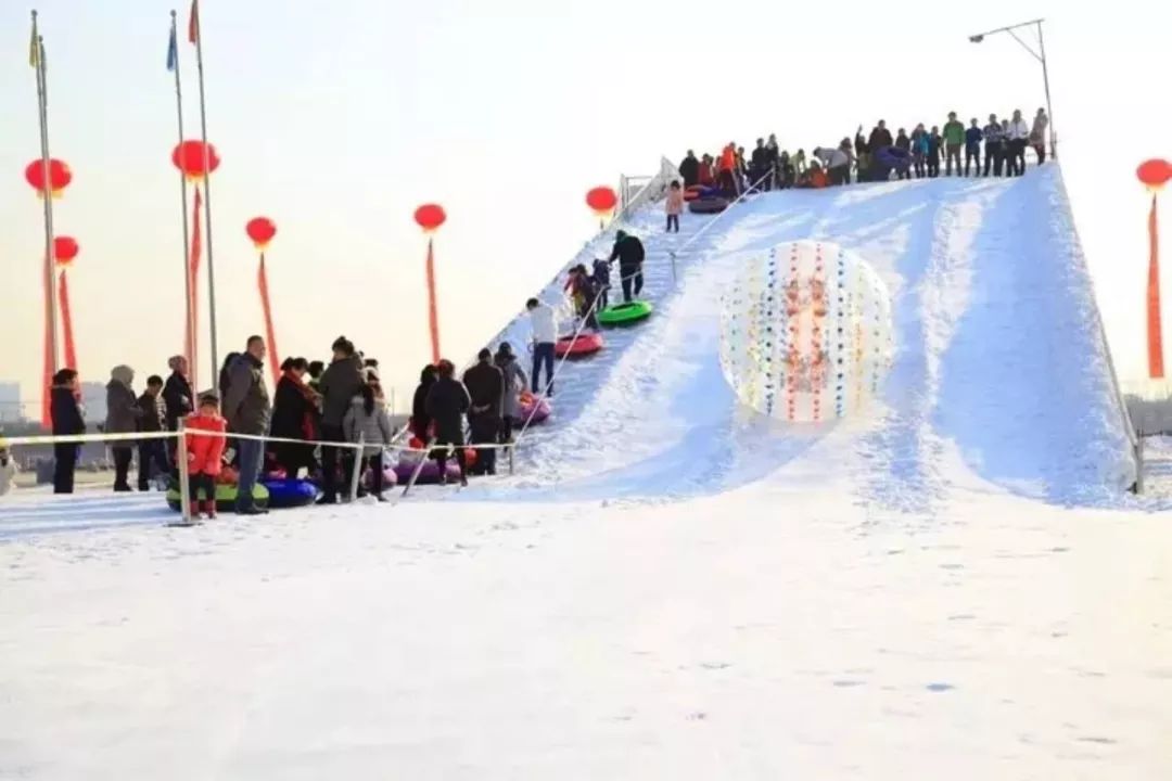 宁夏阅海公园滑雪场位于阅海湖公园内,阅海公园滑雪场可算是基础滑雪