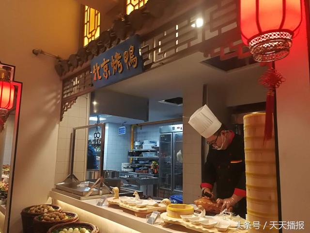 北京烤鸭,这是该店引进特色餐饮美食的表现.