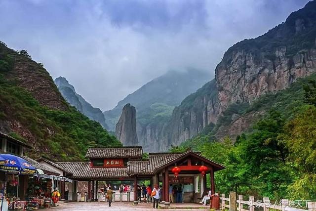 景区内高耸天际的芙蓉峰,变态无穷的剪刀峰,云雨漠漠的经行峡,谷幽潭