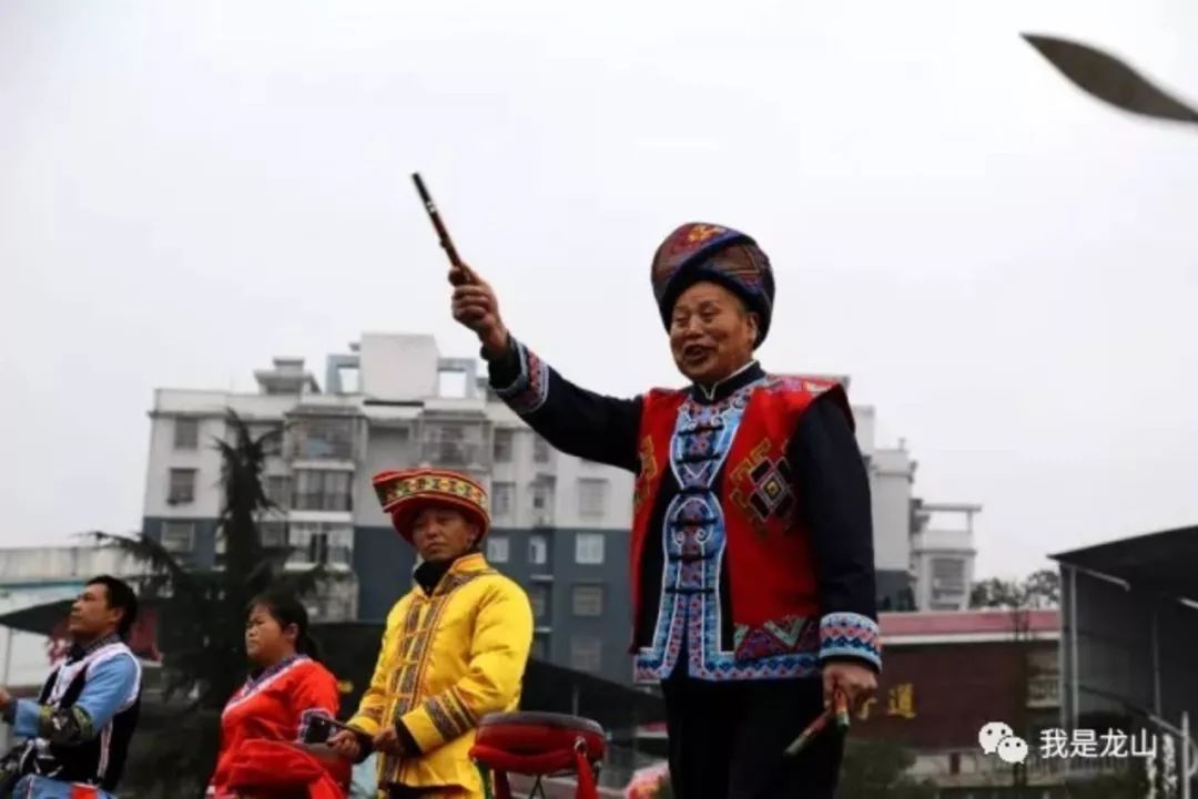 明天(正月初四)上午十点正开始,在湘西龙山县龙凤广场举行三棒鼓群英