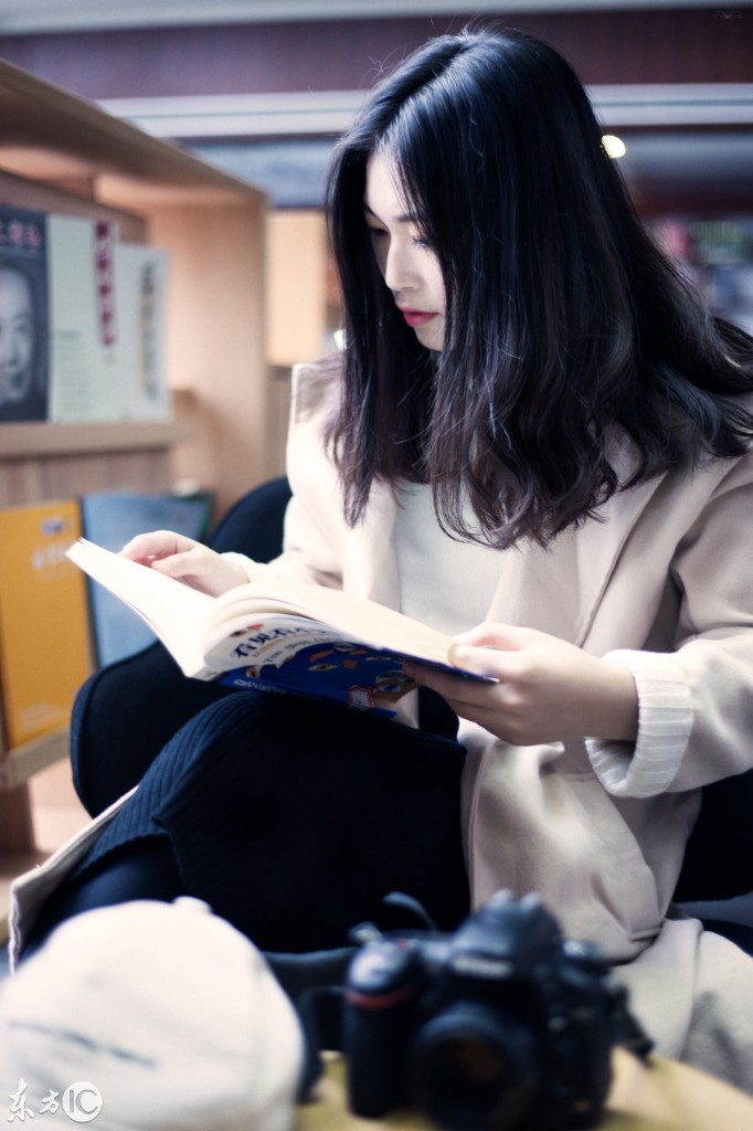 她经常到四川图书馆读书,读出了气质,被网友称为书香