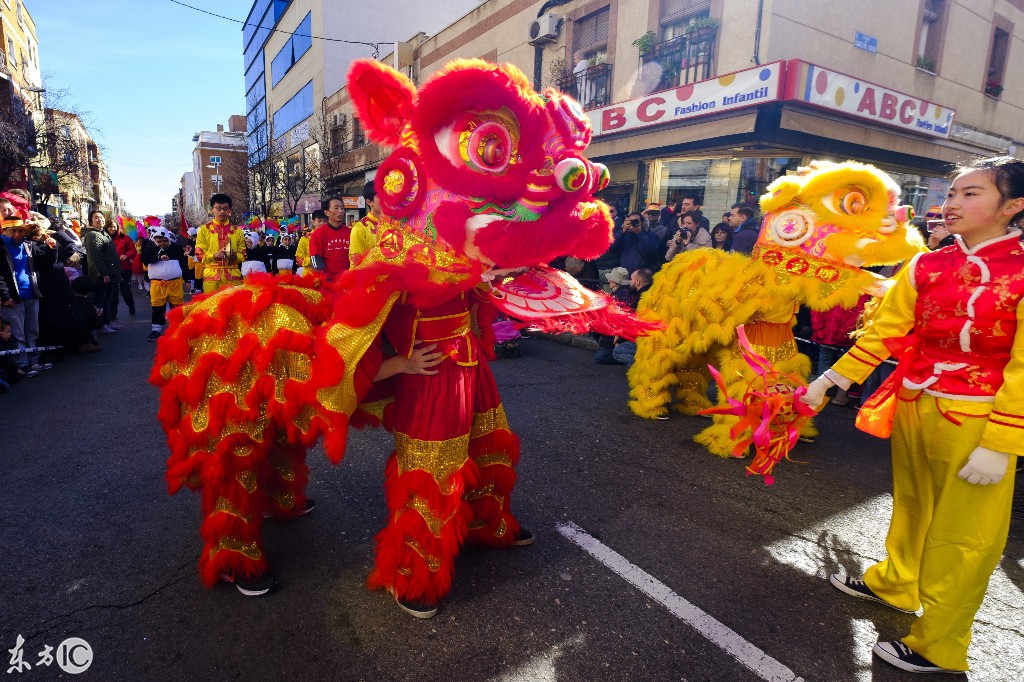 马德里人头戴祝福语,一起庆祝中国新年,这场面比国人过圣诞还要热闹.