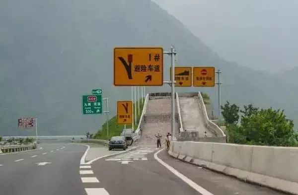 寻找避险车道 在很多高速路上 我们都见过避险车道 这都是为这种刹车