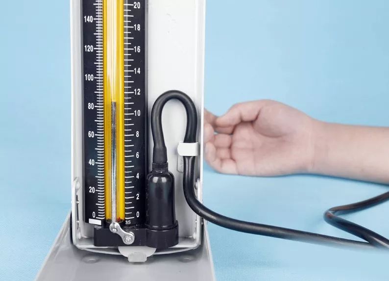 腕式血压计要求测量姿势需要标准,否则测出的血压值将不准,它更适合