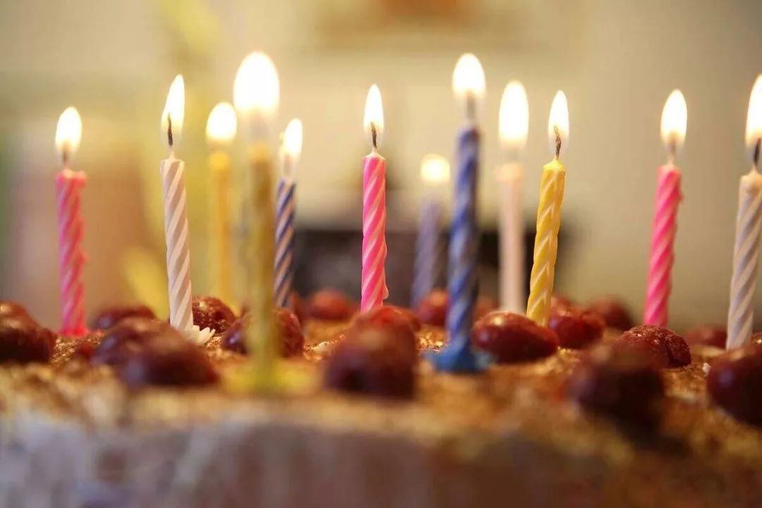 当生日蜡烛的火焰点燃时 总会双手合十默默许愿 生日愿望承载着 一年