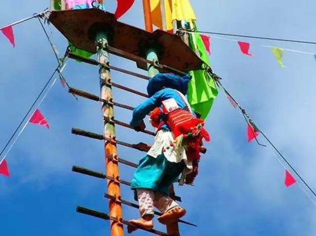 傈僳族的刀杆节也是 惊险而刺激的 上刀山下火海是傈僳族勇士的传统