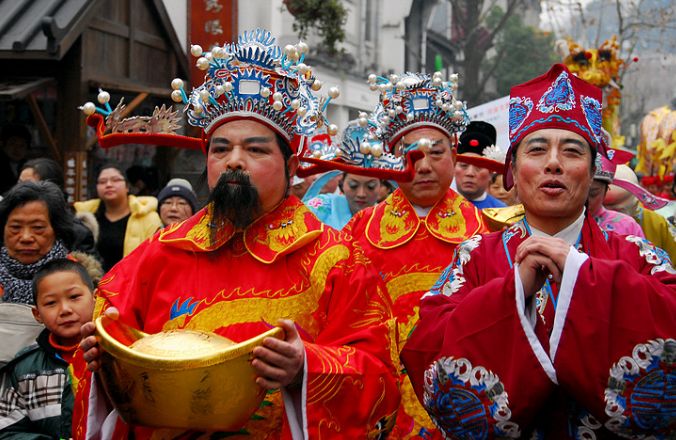 大年初五全天,"五福财神"将在甪直古镇全镇巡游,还会向游客发红包及