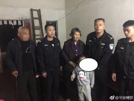 博罗杨村:好心人报警称发现疑似走失儿童,民警耐心呵护终待家属