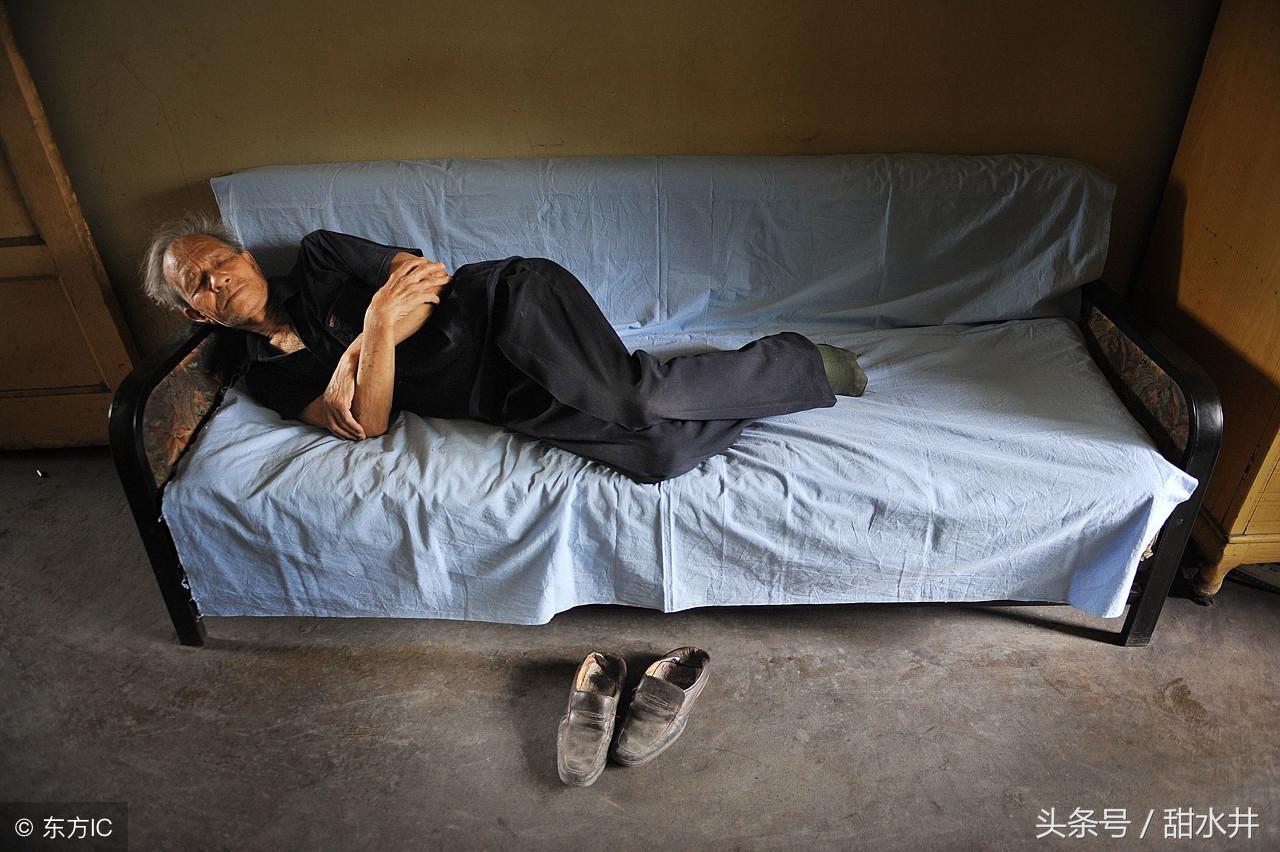 社会 正文  73岁的赵方已经不习惯在床上睡觉,却喜欢睡在硬沙发上