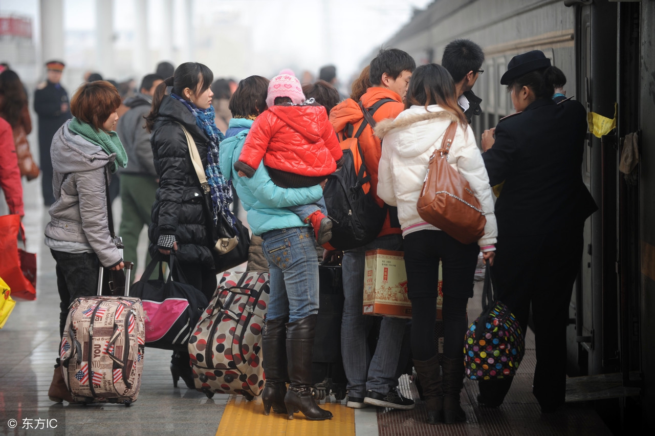 春节过后农民工带着这些看家装备又踏上外出打工征程