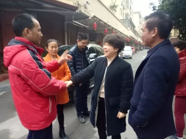 值班民警周红玫,肖汉明与她约好在滨江花园附近的1路公交车终点站的