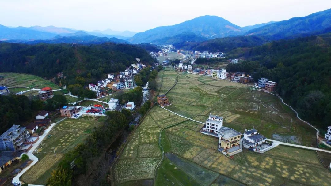 社会 正文 均村乡位于江西省赣州市兴国县城最西端,距县城34公里,与