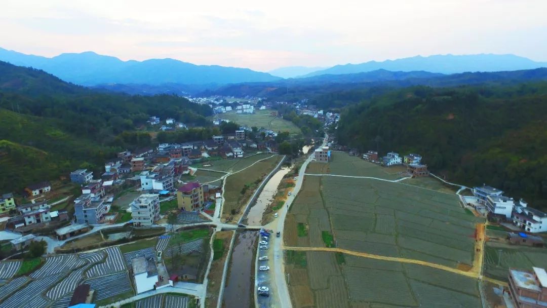 社会 正文 均村乡位于江西省赣州市兴国县城最西端,距县城34公里,与