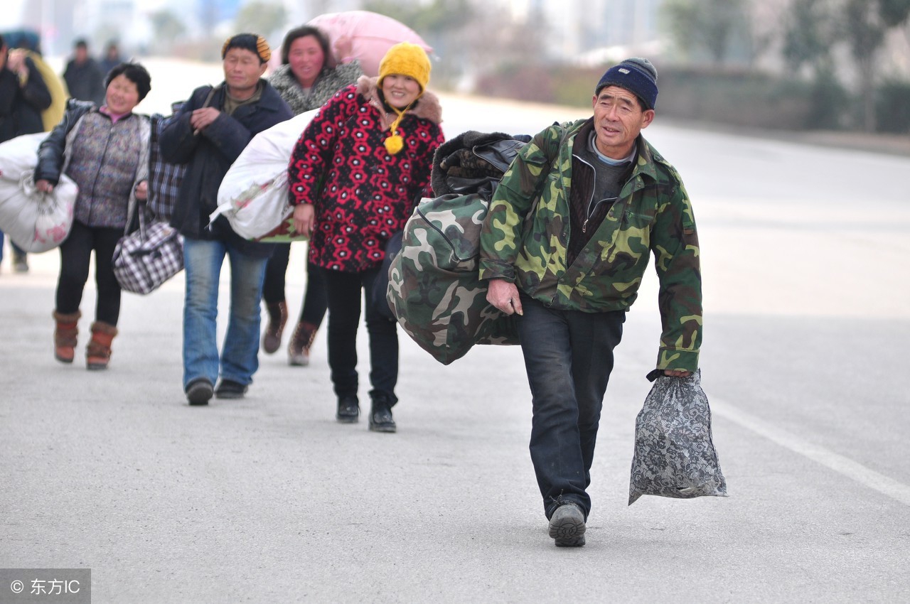 春节过后农民工带着这些看家装备又踏上外出打工征程