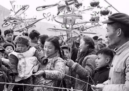 80年代春节老照片,简单而珍贵的年味!