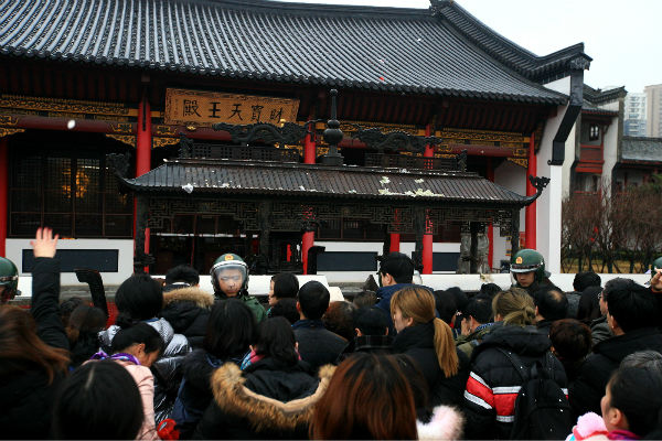 旅游 正文 归元寺里供奉着佛教四大天王之一北方多闻天王(又名"财宝