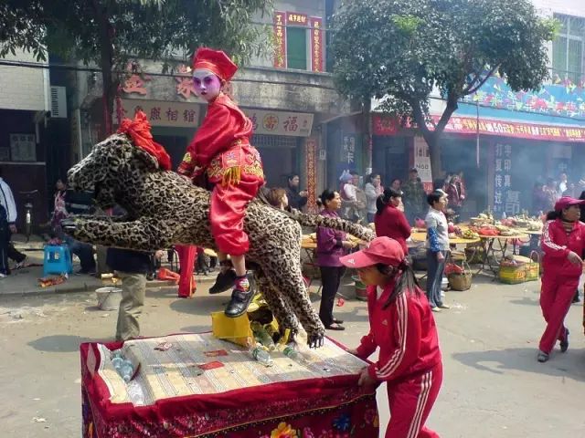 年例搞庆祝和宴客活动叫"做年例,过去做年例多数是白天游神舞狮