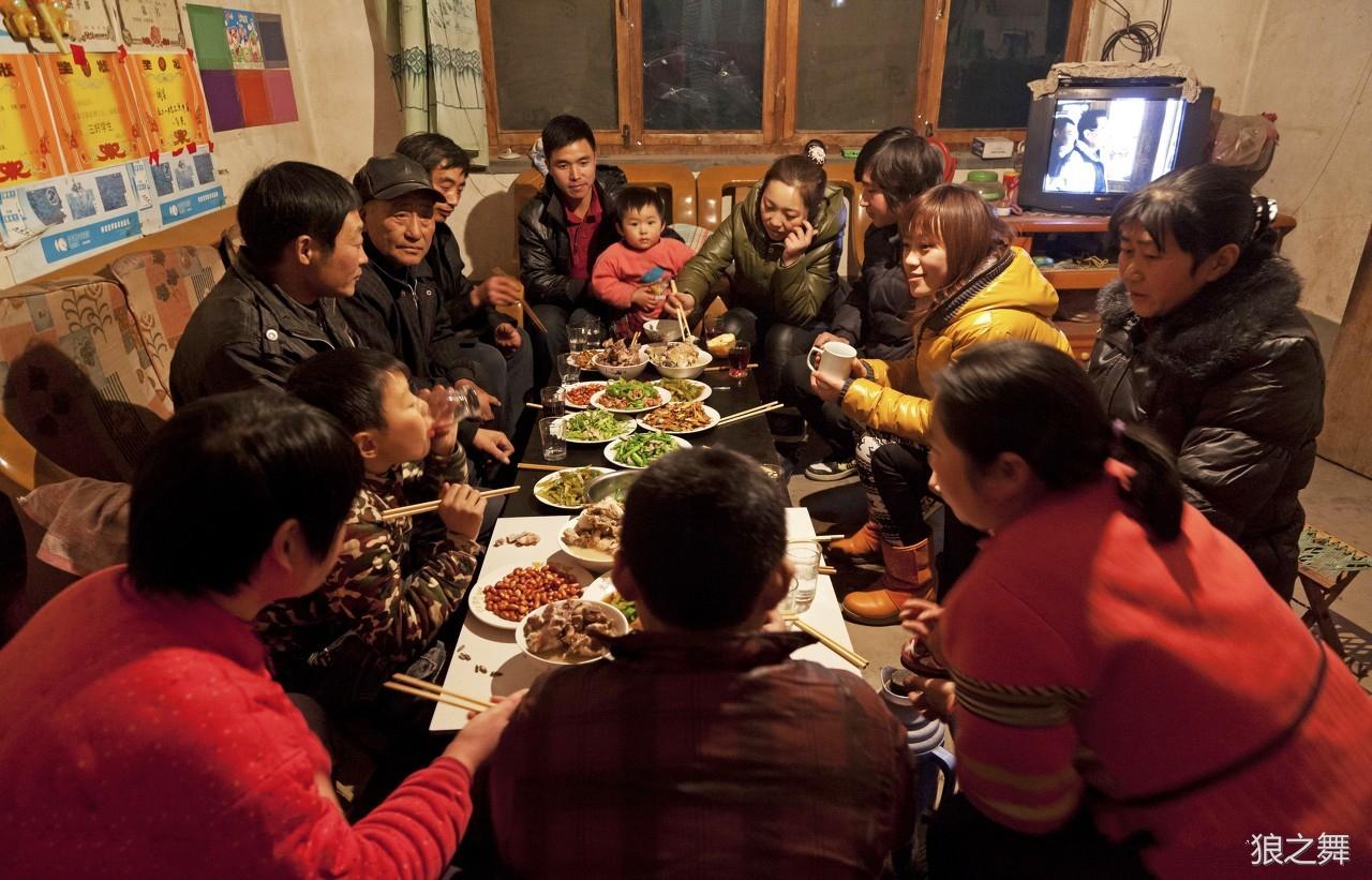 实拍山东农村8户人家的年夜饭 谁家饭菜最经典更有年味