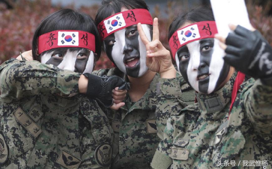 韩国女特种兵罕见亮相 脸涂迷彩油自拍卖萌照韩国女特兵格斗式开始韩